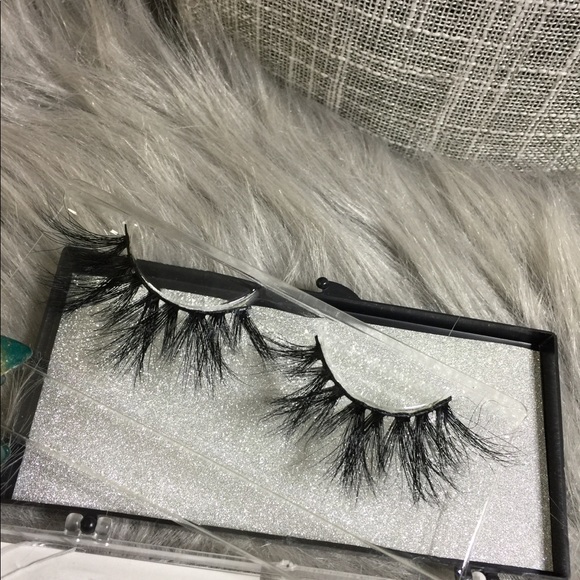 Mink Lashes - āEnticeā Bossy Diva Collection - Picture 3 of 5